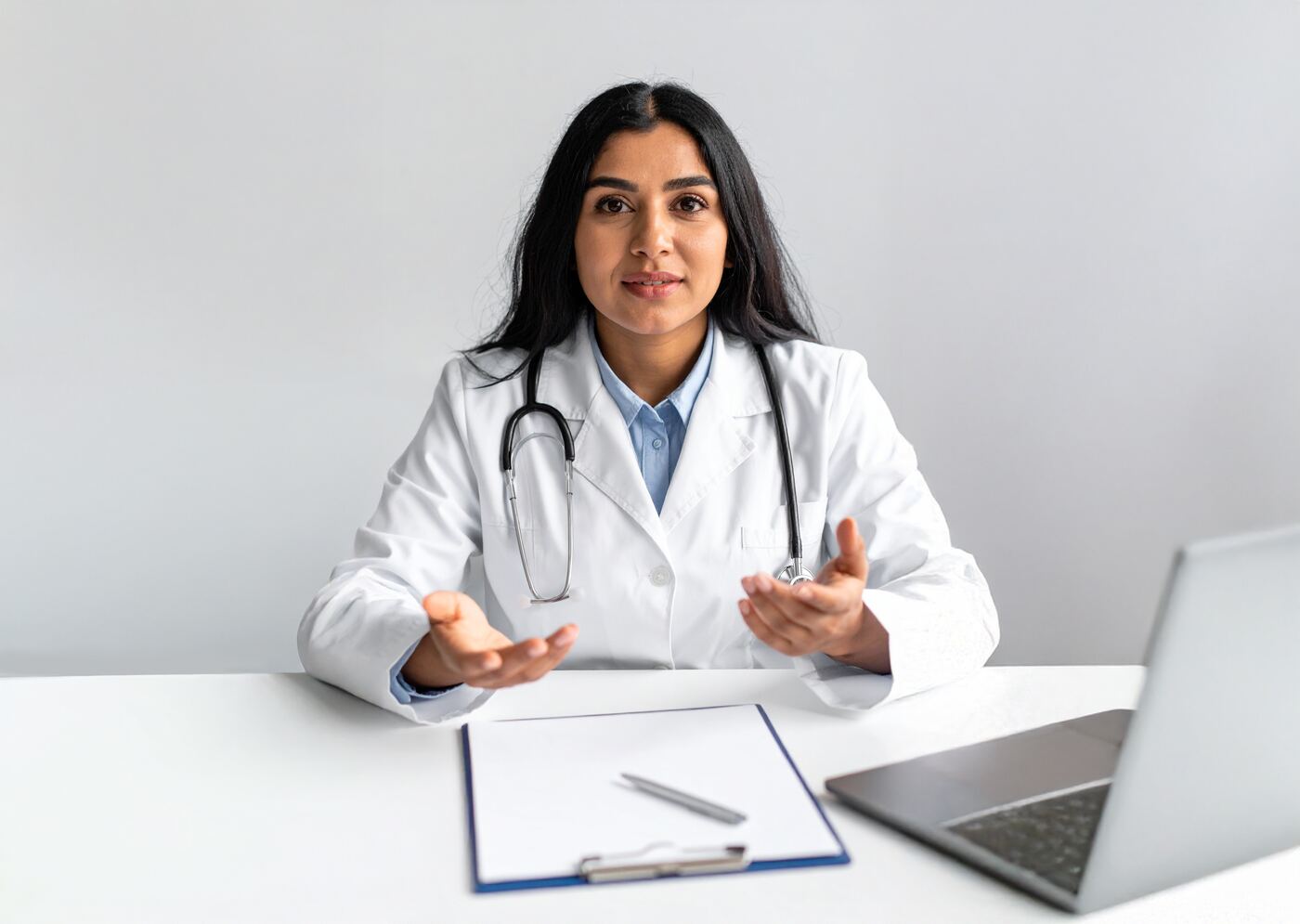 Ärztin am Schreibtisch in einer Praxis – Telefonservice für Arztpraxen, MVZ und Gesundheitseinrichtungen